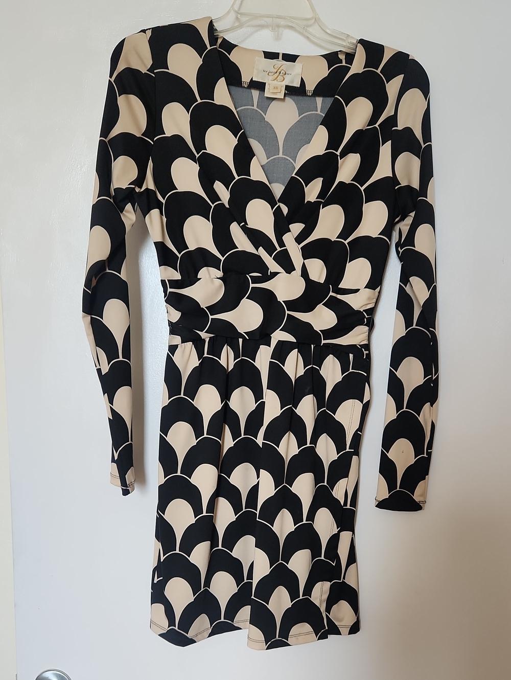 JB by Julie Brown Black and Cream Graphic Long-Sleeve Wrap Dress